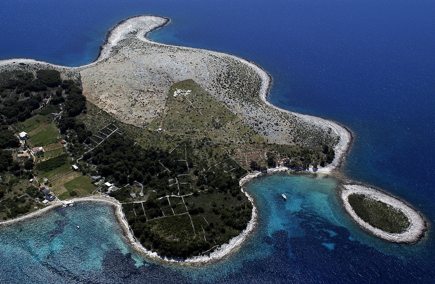 Anchorage on Marinkovac Island with seaweed and sand seabed