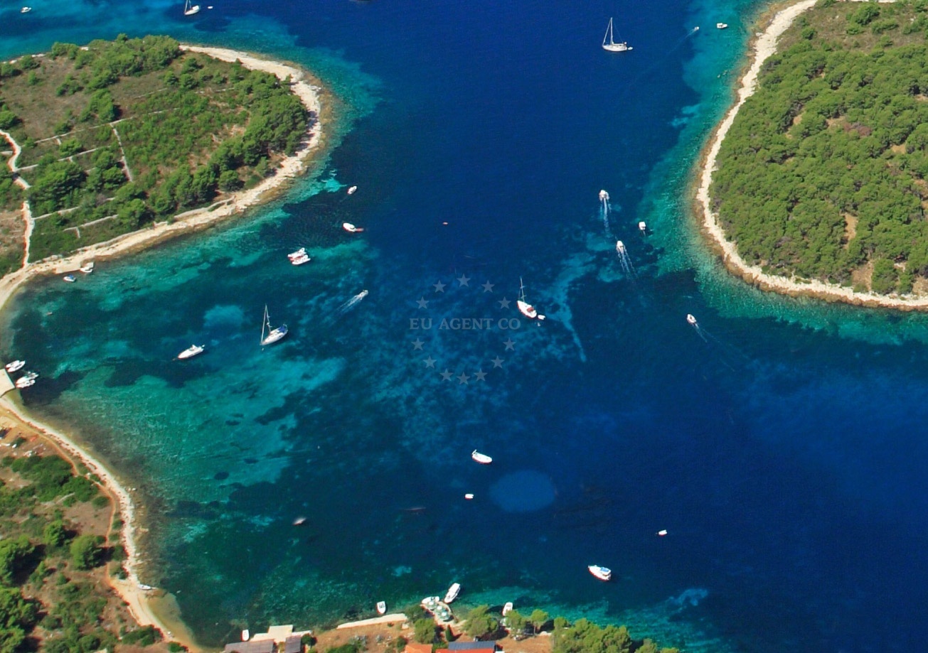 Sandy seabed at Zdrilca Bay Anchorage