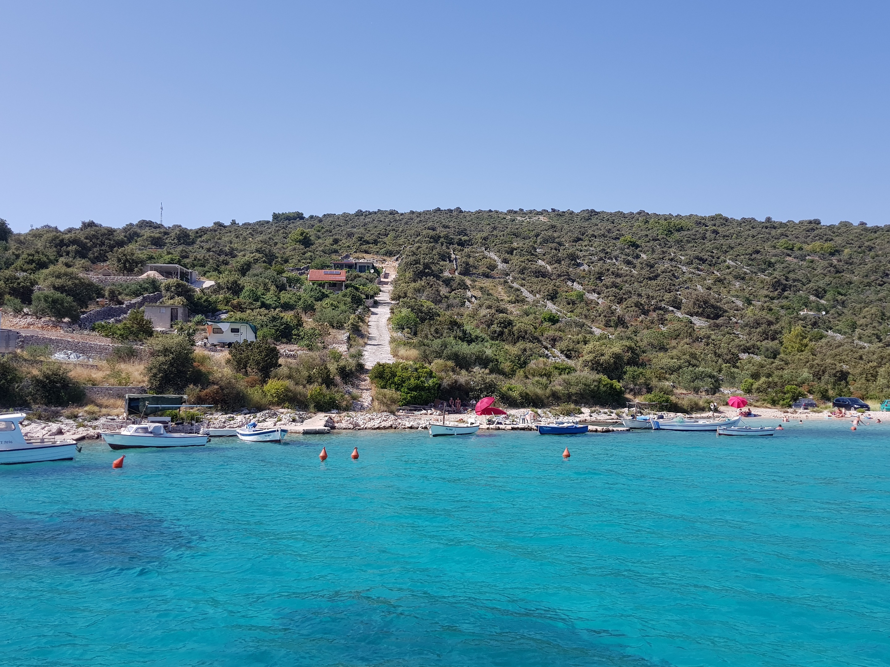 Clear water bay with good holding ground in Sevid