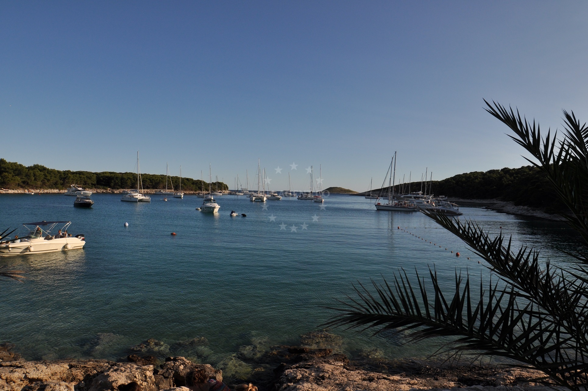 Sandy seabed and anchored yachts in Vinogradisce Bay