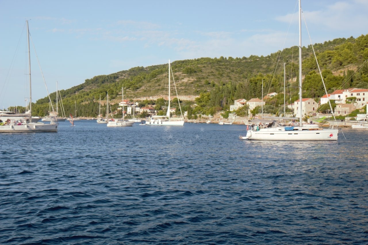 Anchorage in Kut, Vis, with deep seaweed-covered seabed