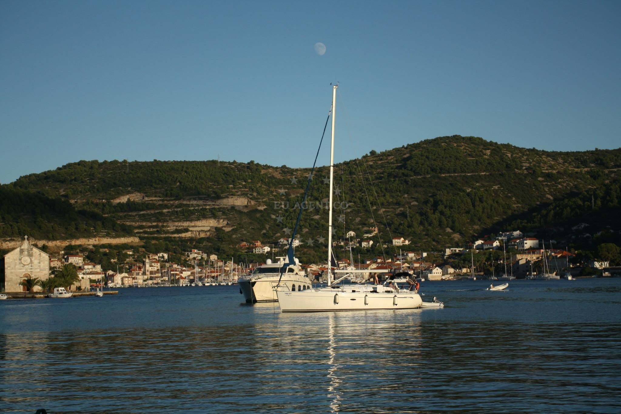 Anchor chain deployed in seaweed at Vis Luka Anchorage