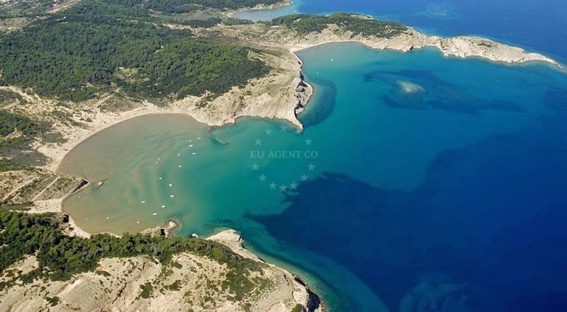 Anchorage on Rab Island with sandy seabed and view toward Podšilo Beach