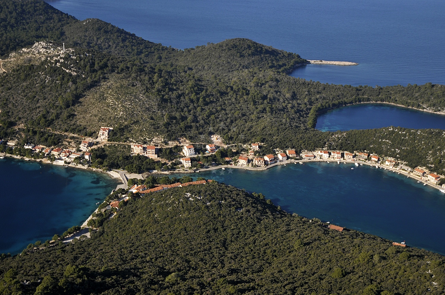 Anchorage Lastovo E090 with sandy seabed and nearby Luka Mali Lago