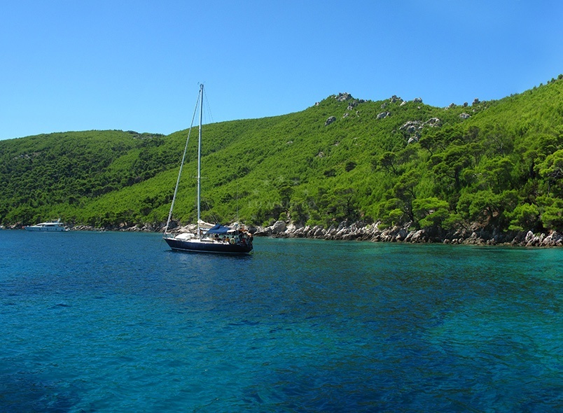 Anchorage on Olipa Island with sandy seabed and distant view of Lupeška