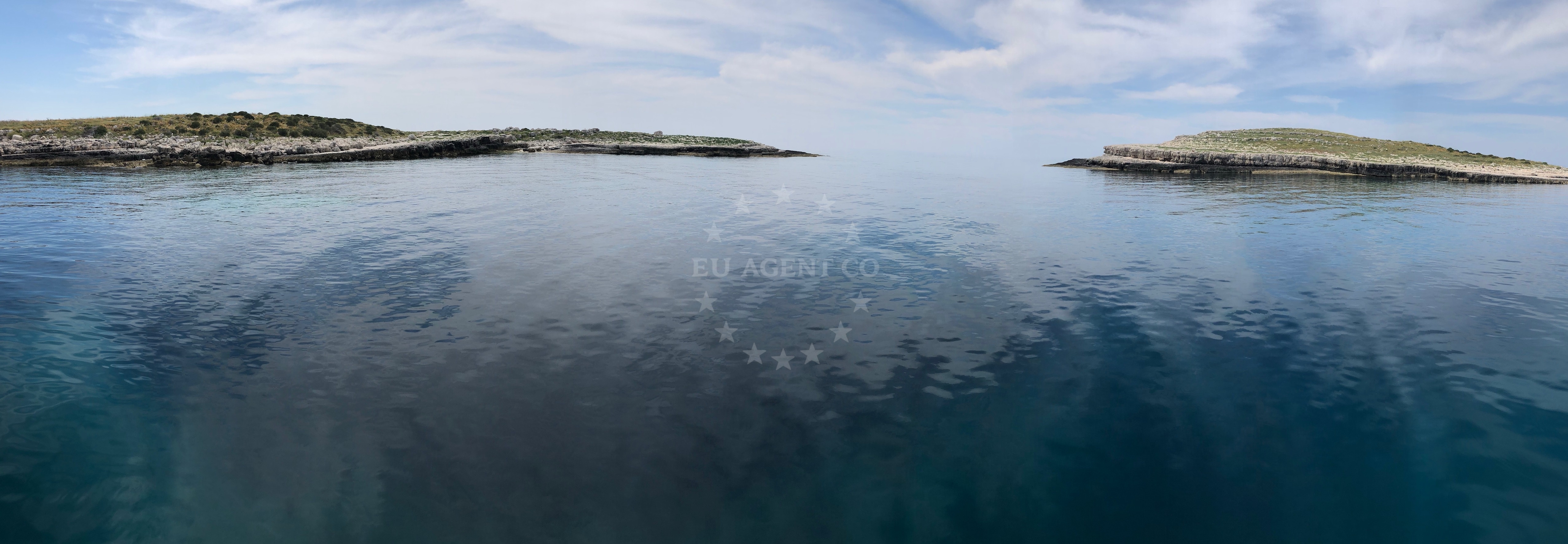 Boats anchored at Srednji Flasnik with rocky seabed visible