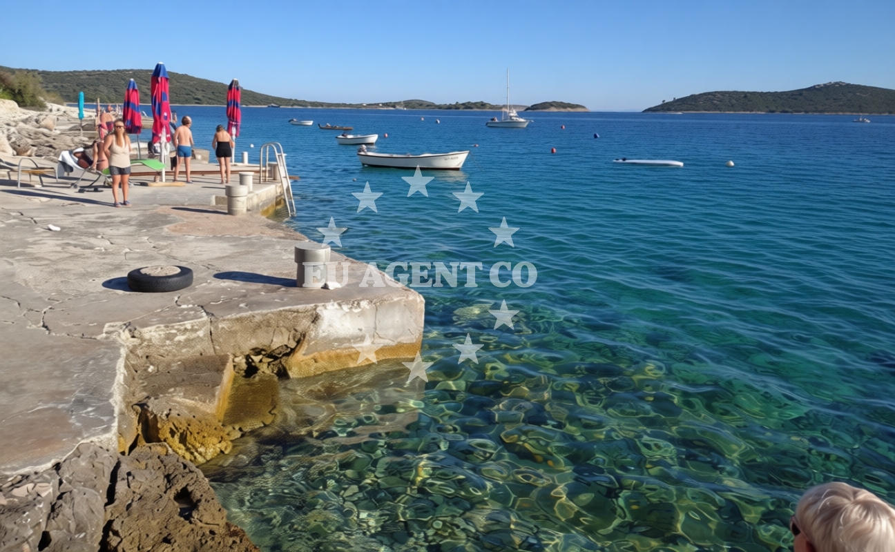 Beach facilities and surroundings at Alina beach in Svrda 18, Sevid
