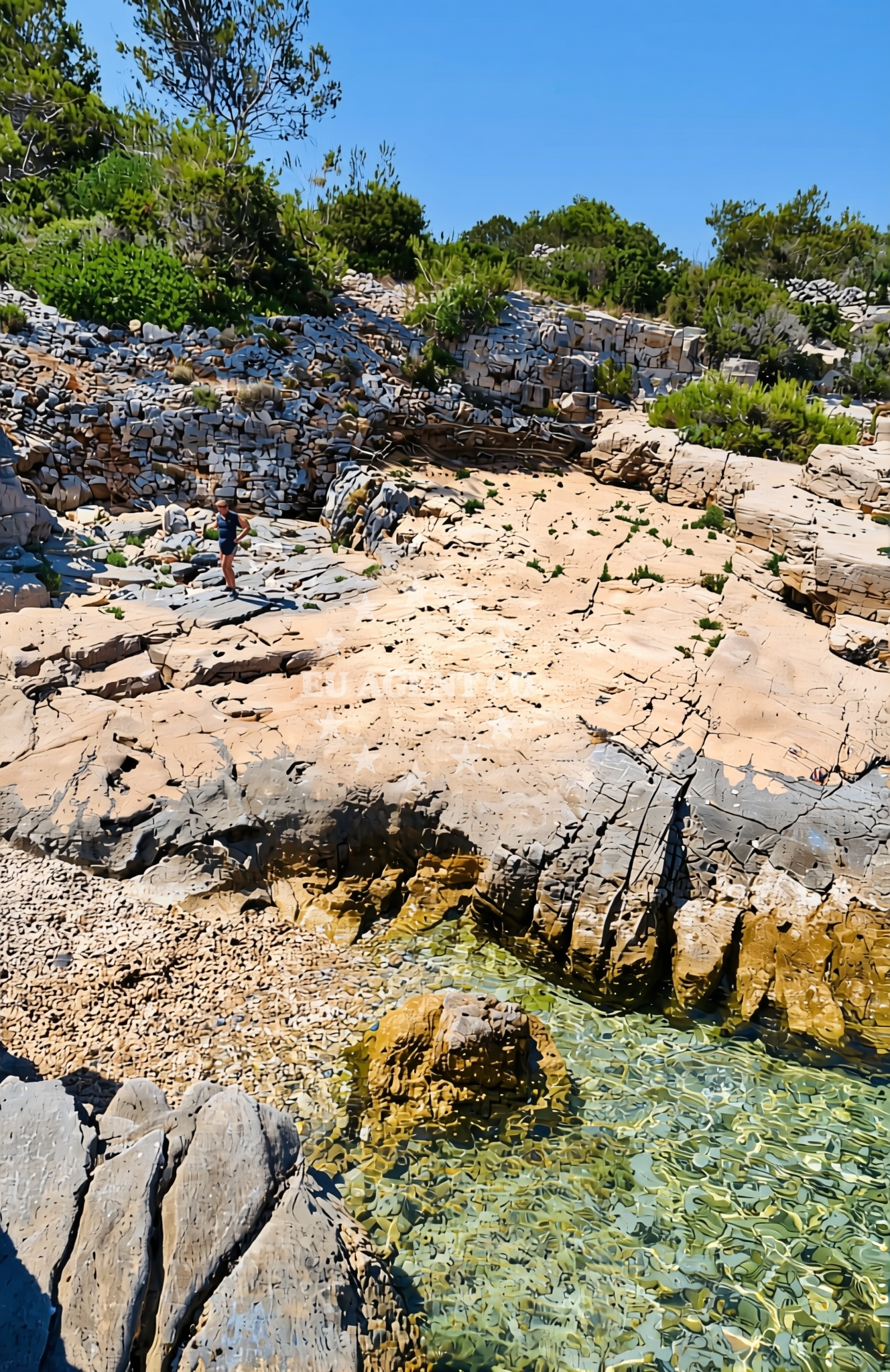 Beach facilities and surroundings at Balun, Žirje (Žirje) Beach in Balun