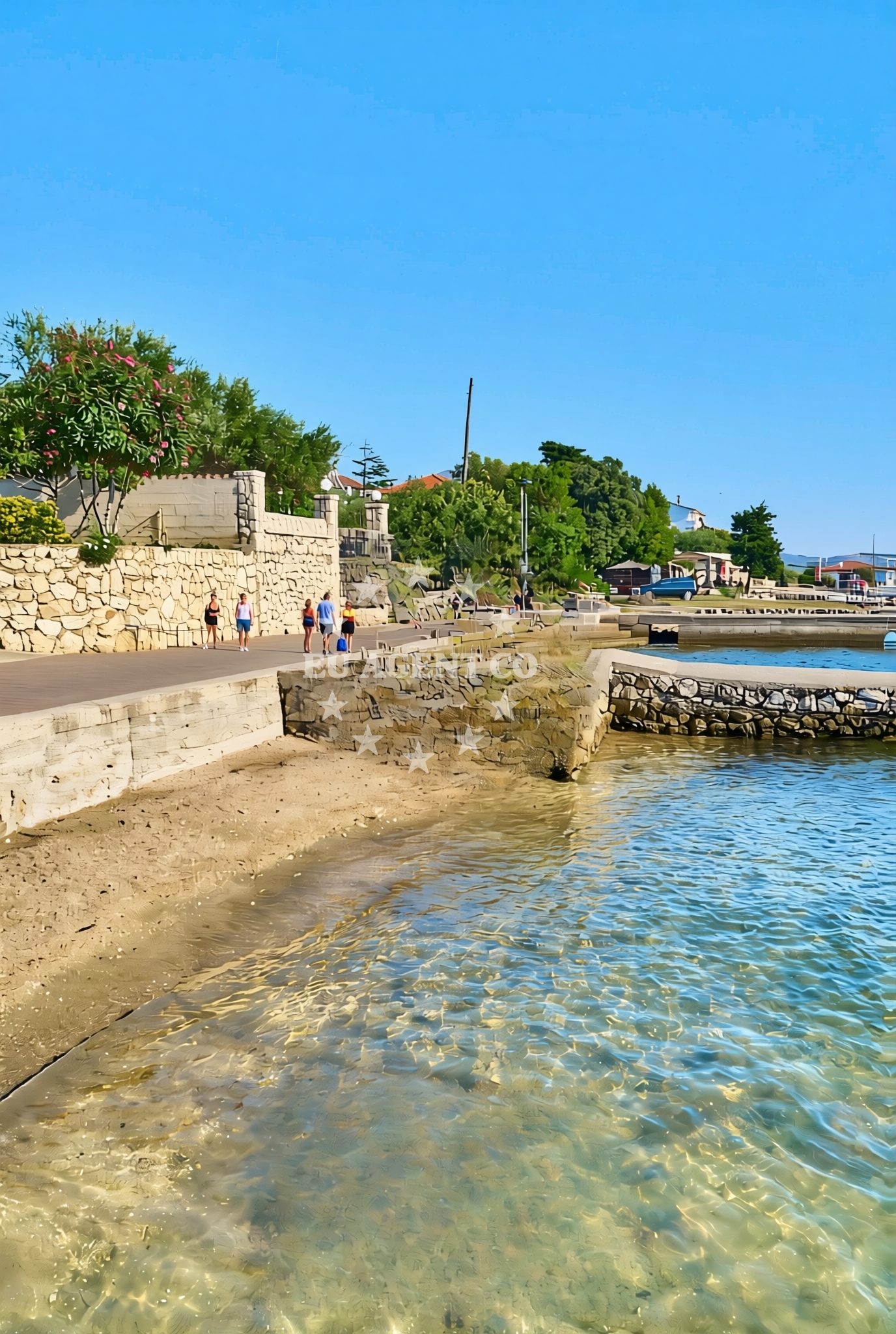 Beach facilities and surroundings at Banjol istok, Banjol (Rab) Beach in Banjol istok