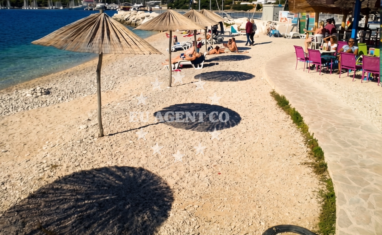 Additional view of Batana beach in 6 ogranak 17, Pješčana uvala, Pula