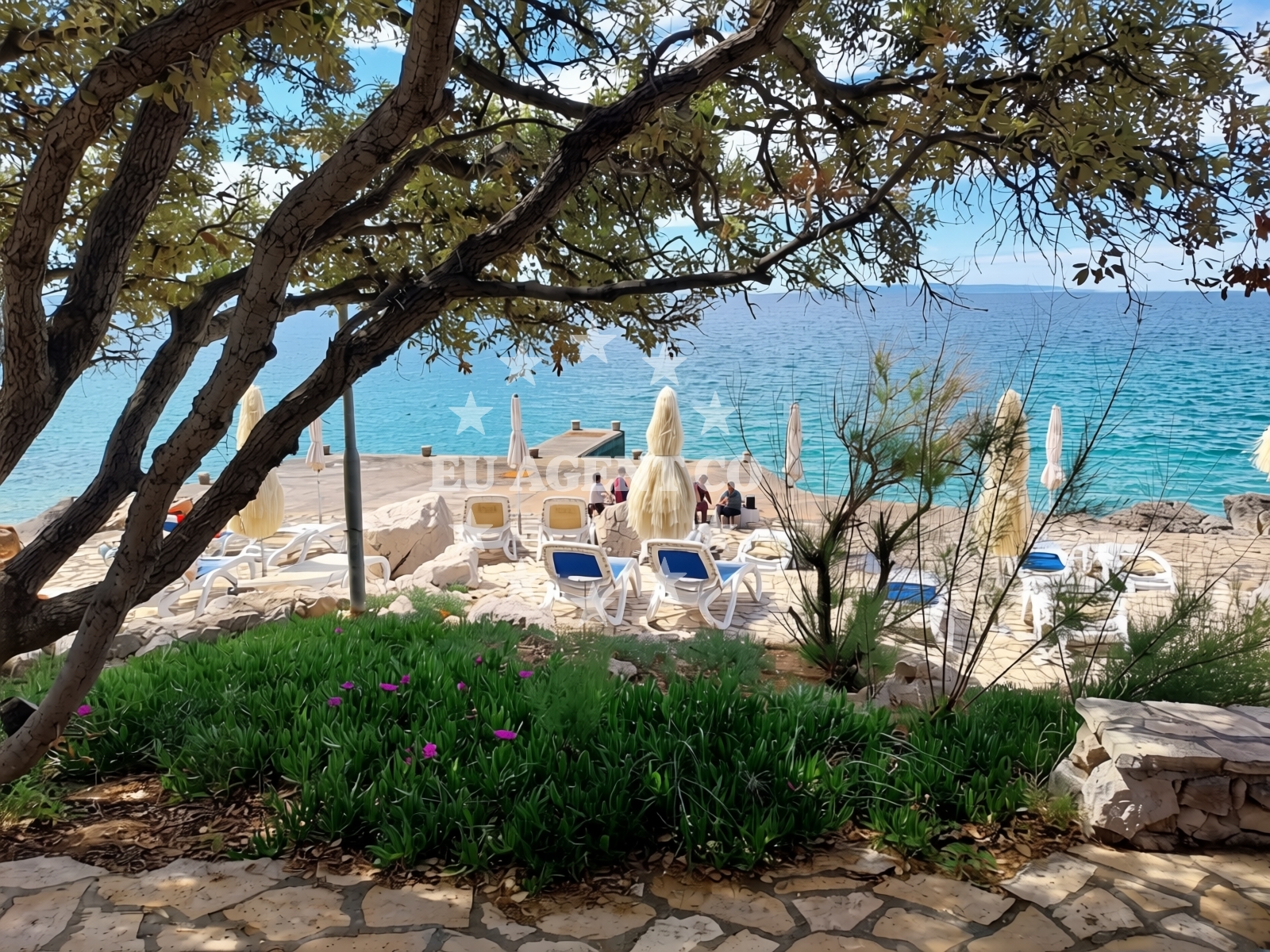 Beach facilities and surroundings at Beach Luna