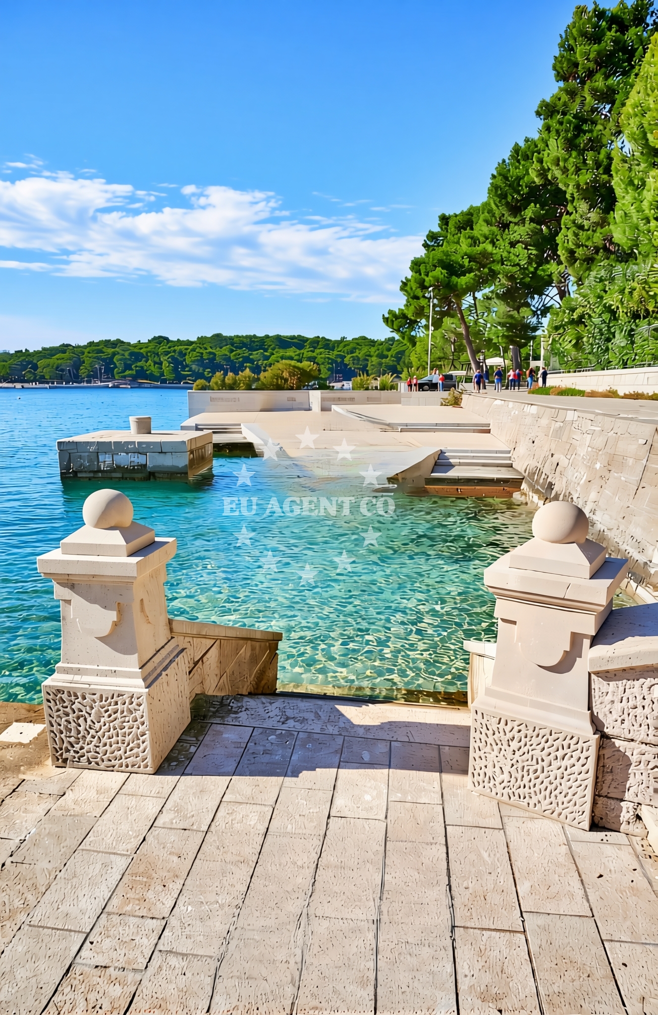 Beach facilities and surroundings at Bellevue, Mali Lošinj (Lošinj) Beach in Bellevue