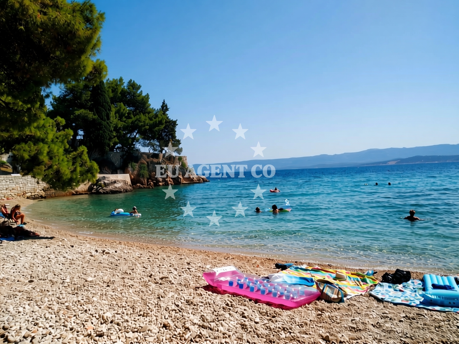 Beach facilities and surroundings at Bijela Kuca beach in David cesta 9, Bol