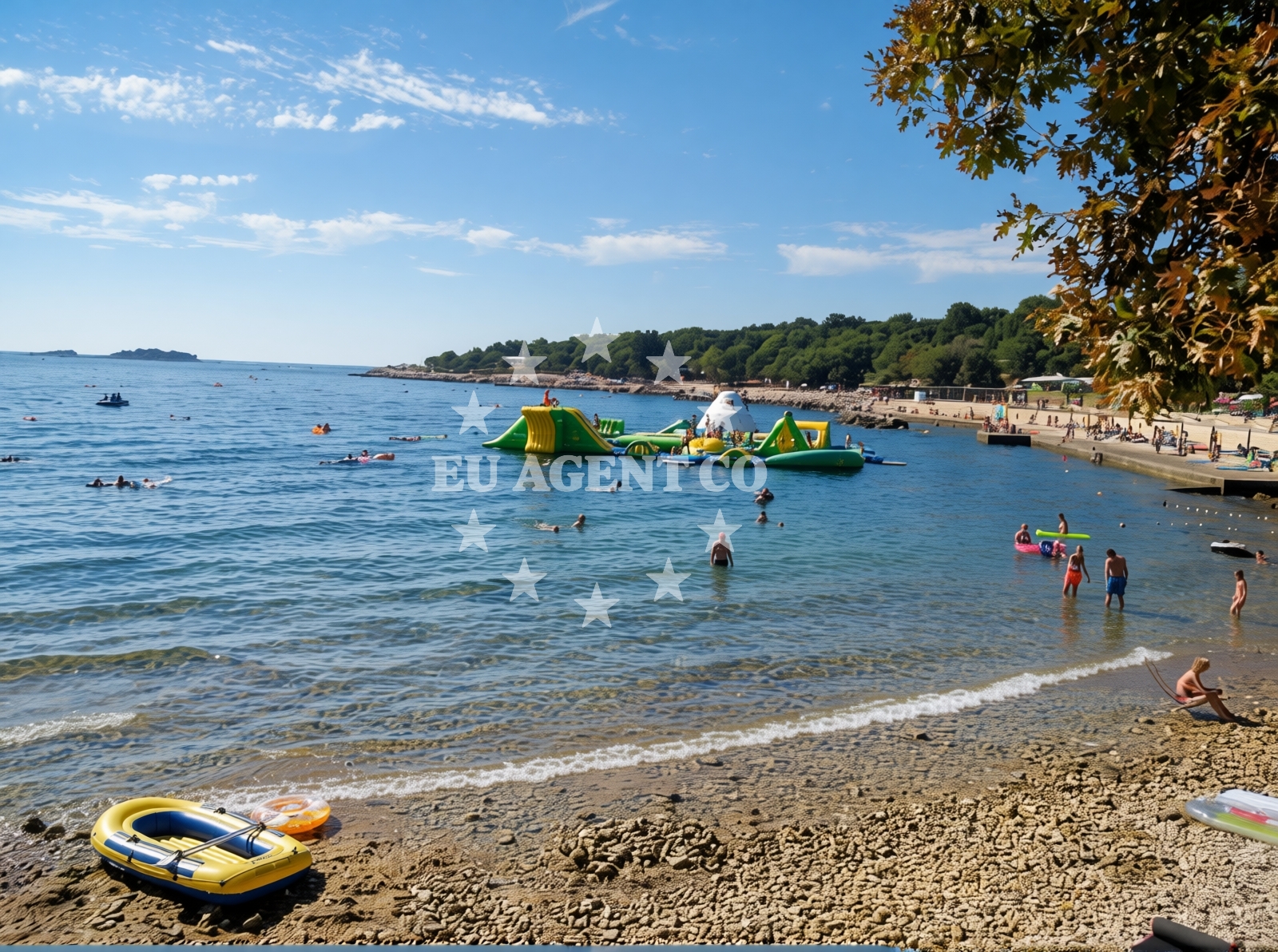 Beach facilities and surroundings at Bijela Uvala beach in Zelena Laguna b.b 2, Poreč