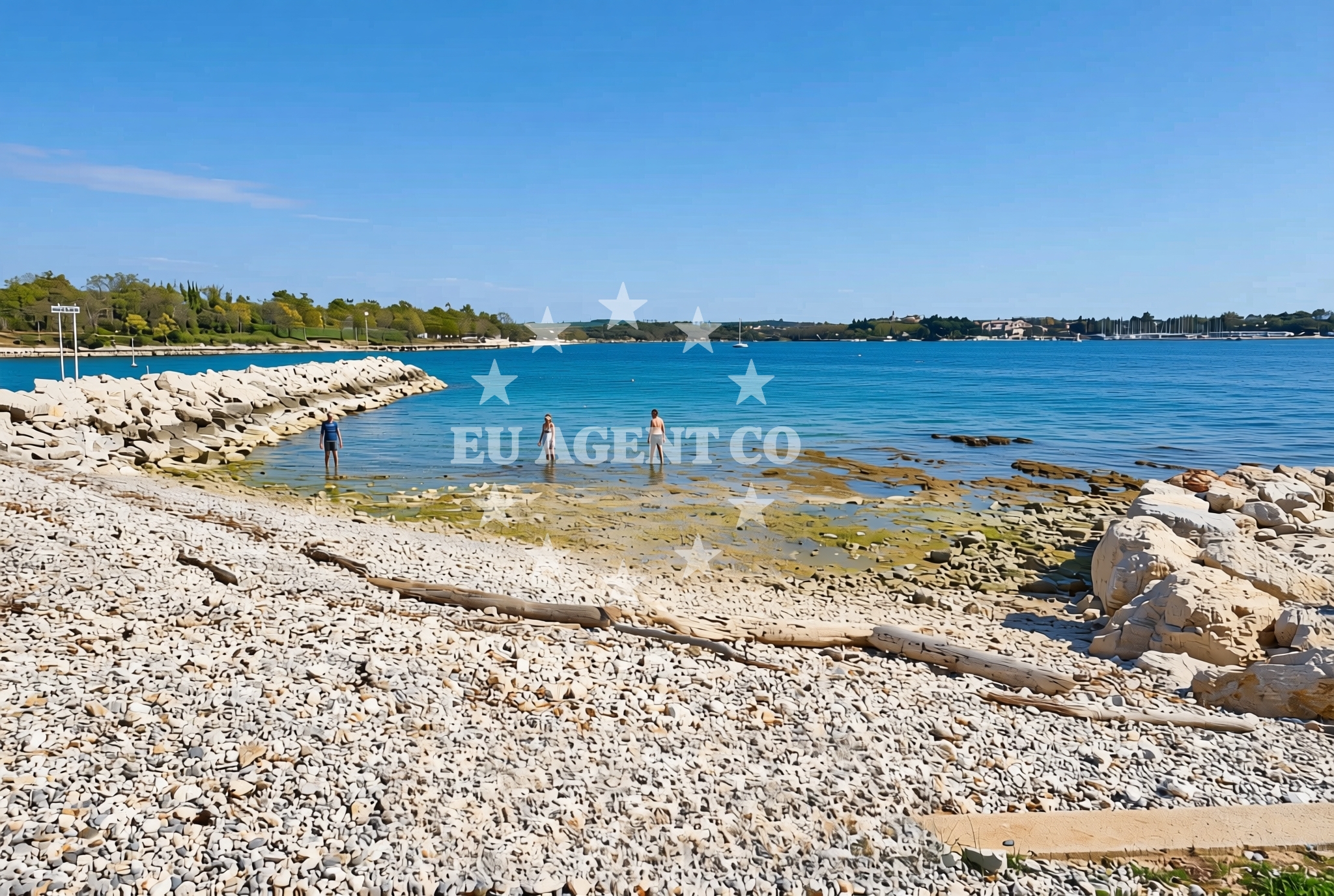 Overview of Bijela uvala (dog beach), Funtana Beach in Bijela uvala (plaža za pse)