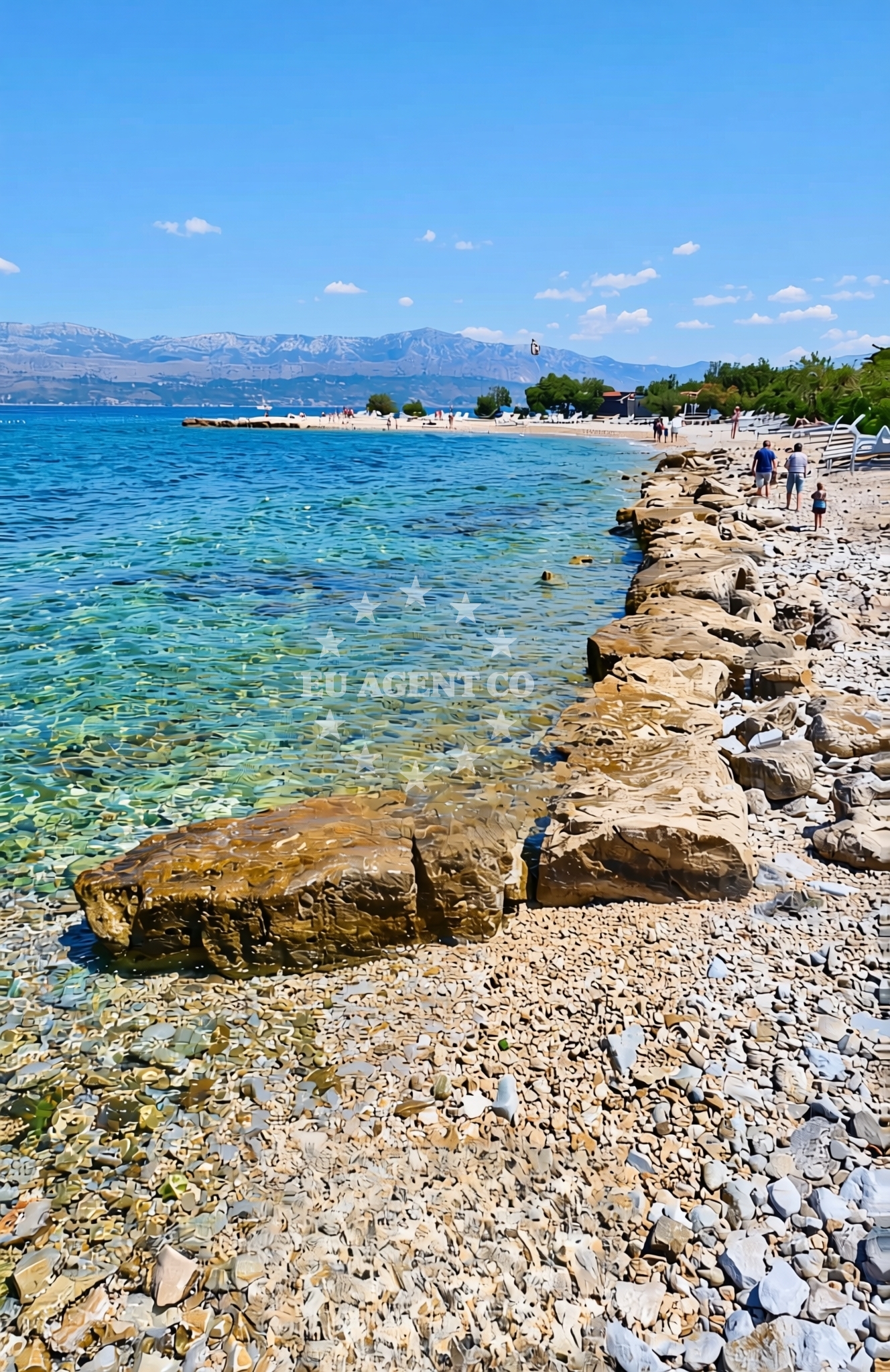 Beach facilities and surroundings at Bili rat, Supetar (Brač) Beach in Bili rat
