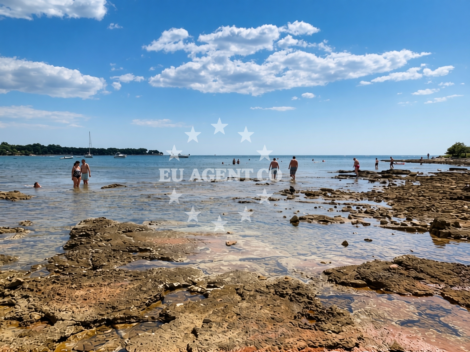Shoreline and swimming area at Bosuja beach in Červar 2A, Poreč