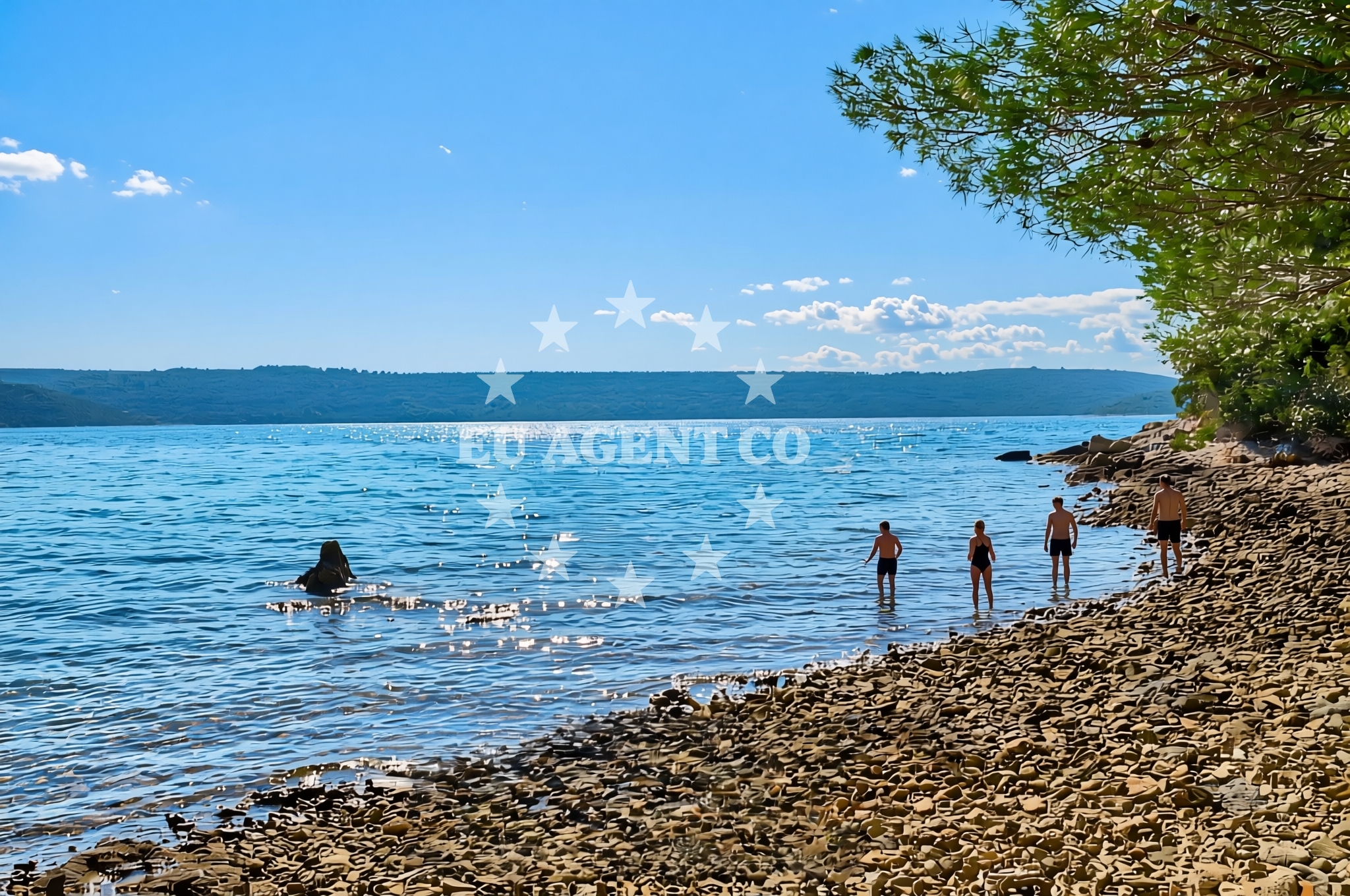 Shoreline and swimming area at Bratin sjever, Zverinac (Zverinac) Beach in Bratin sjever