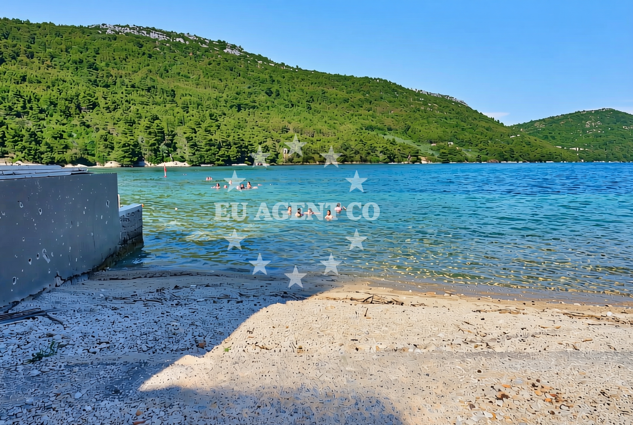 Shoreline and swimming area at Broce sjever, Broce Beach in Broce sjever