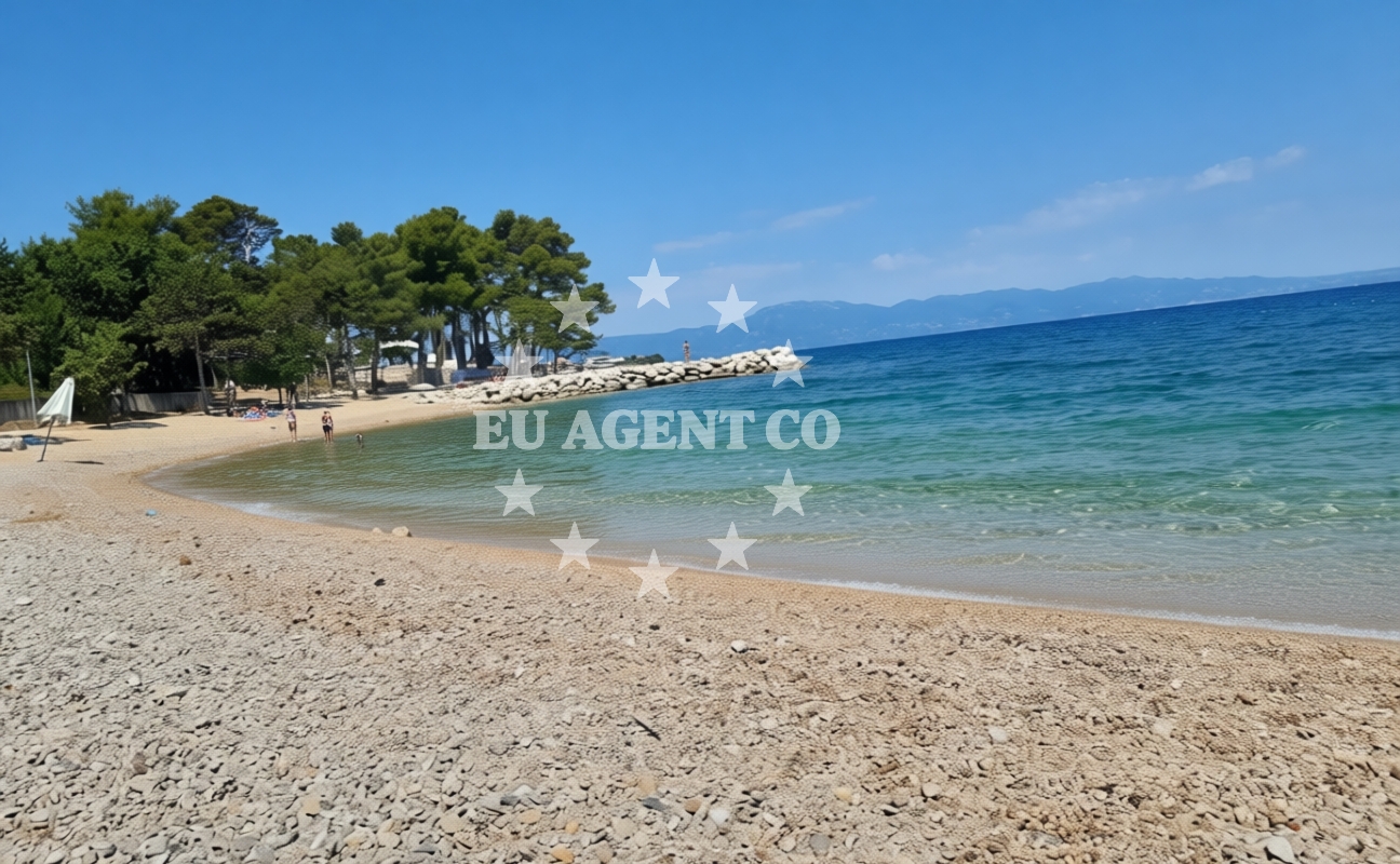 Additional view of BWR beach in Rova 30, Vantačići