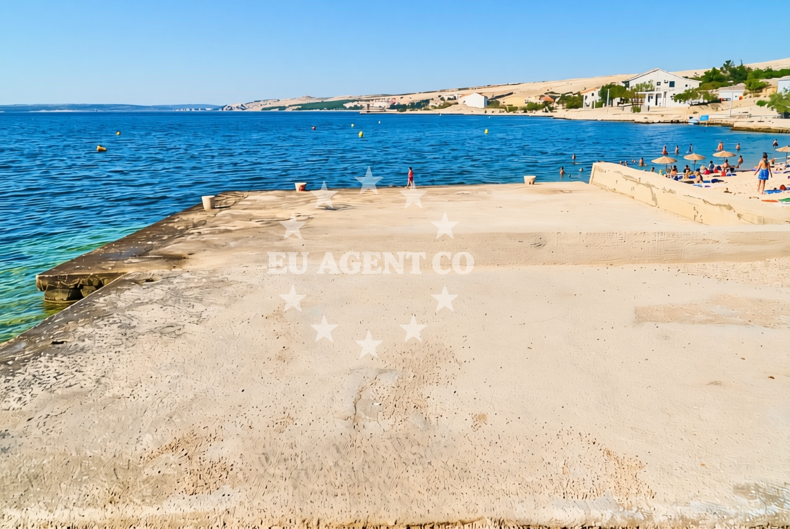 Beach facilities and surroundings at Centar, Kustići (Pag) Beach in Centar