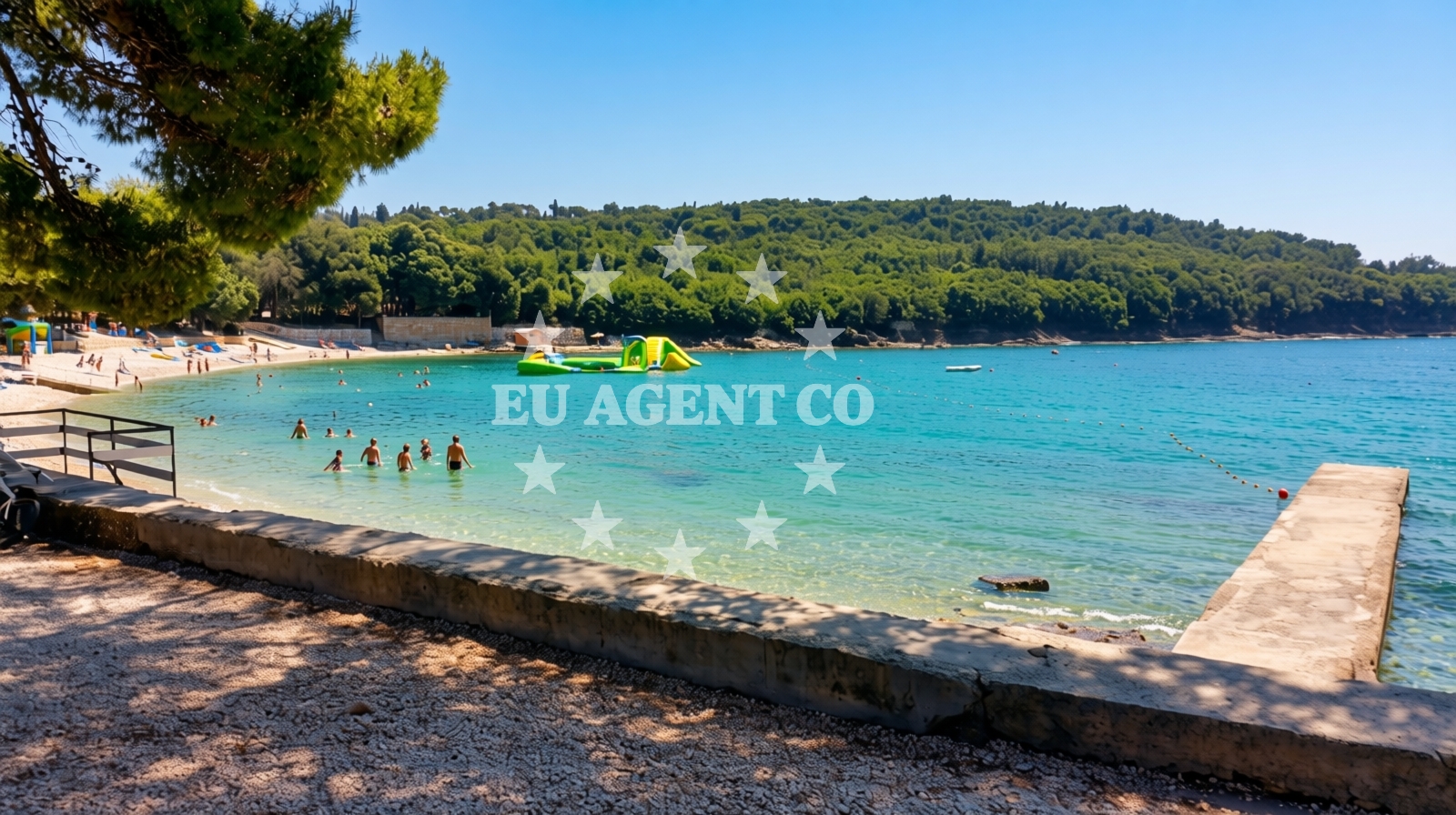 Beach facilities and surroundings at Centinera beach in Indije 66, BANJOLE, Pula