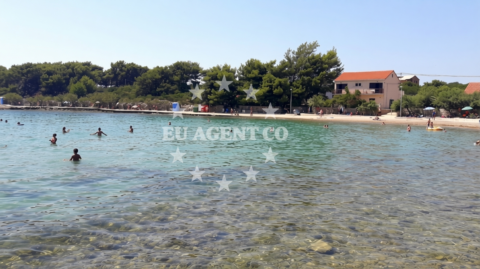Beach facilities and surroundings at Cesminica beach in Put Pomurvice 18, Sućuraj