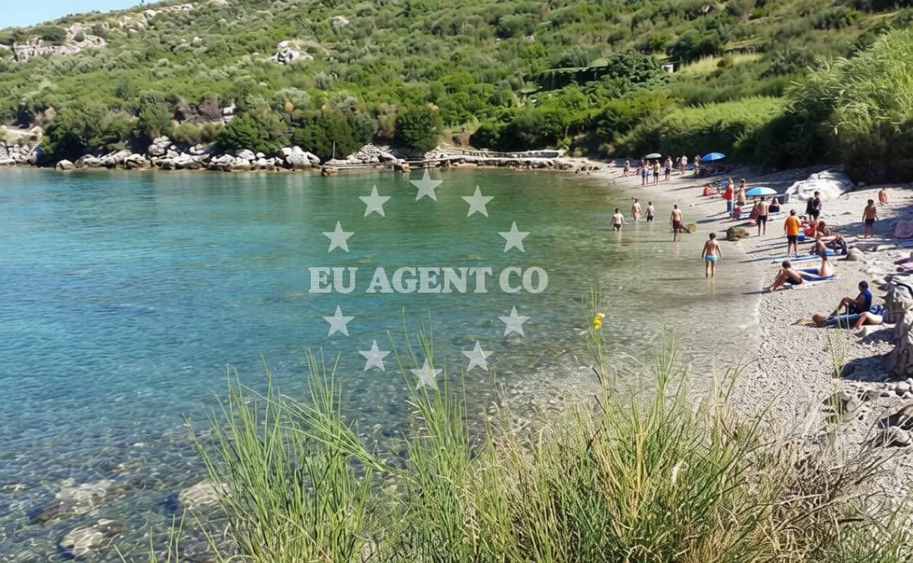 Shoreline and swimming area at Cista Luka beach in Pavloviceva 5, Cavtat
