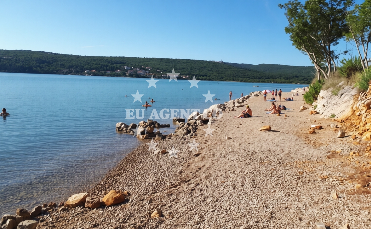 Beach facilities and surroundings at Cizici beach in ?i?i?i 315, Čižići