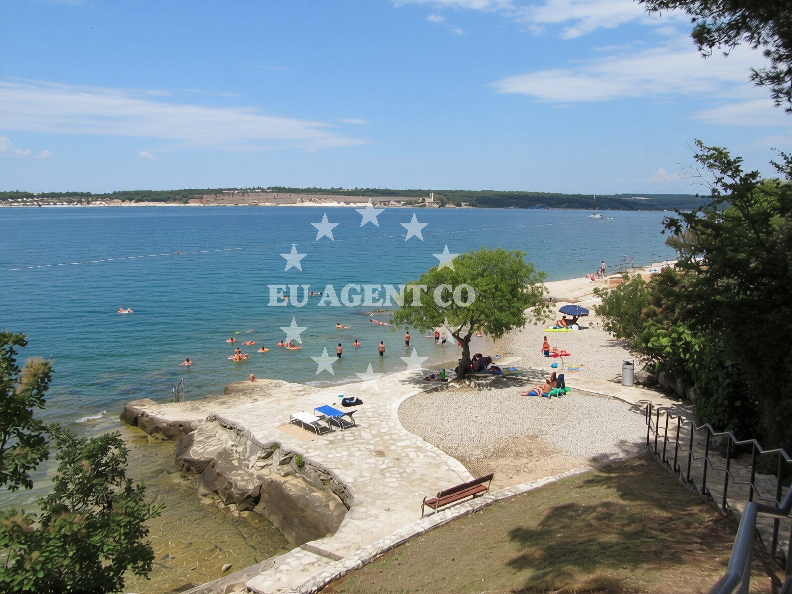 Overview of Crnika beach in Lanterna 15, Poreč