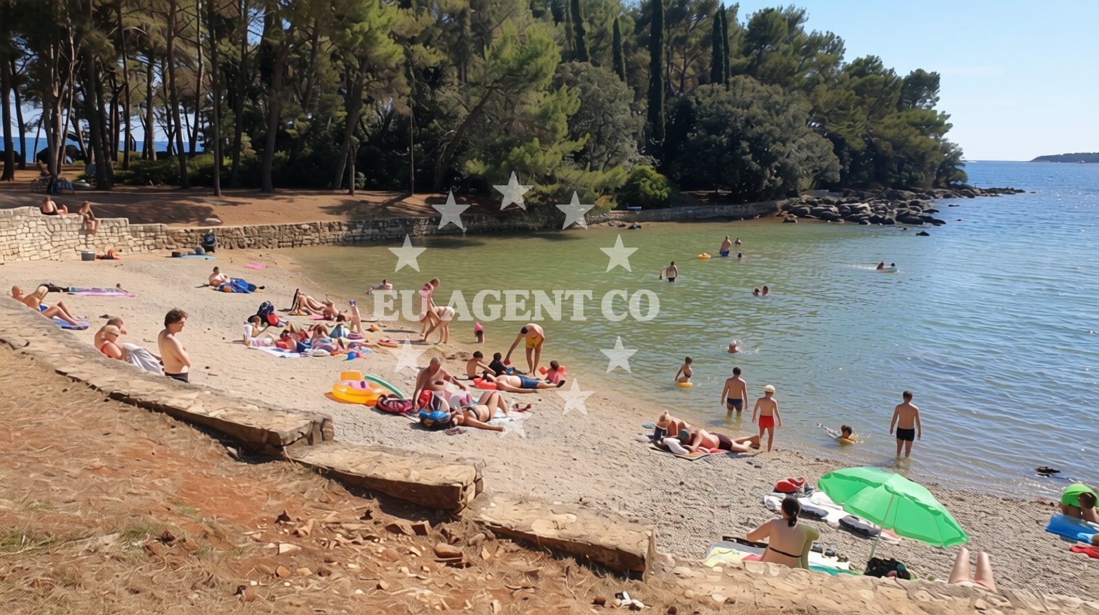 Beach facilities and surroundings at Cuvi beach in 54 ulica Centener, Rovinj