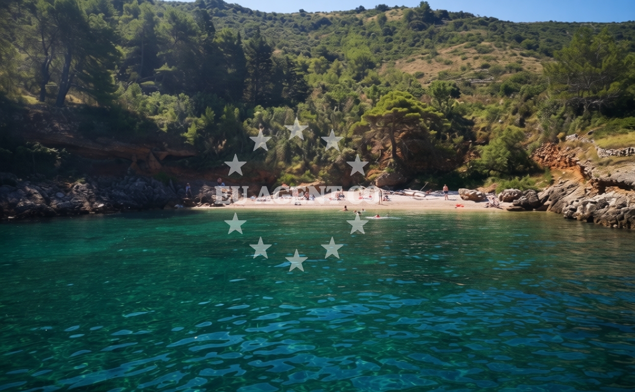 Sea and coastal view of Didina beach II in Trajektna 28, Sućuraj