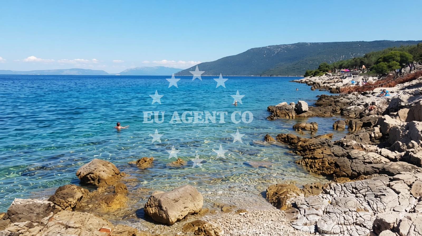 Shoreline and swimming area at Divlja beach in Lungo mare Sv Mikule 17, Cres
