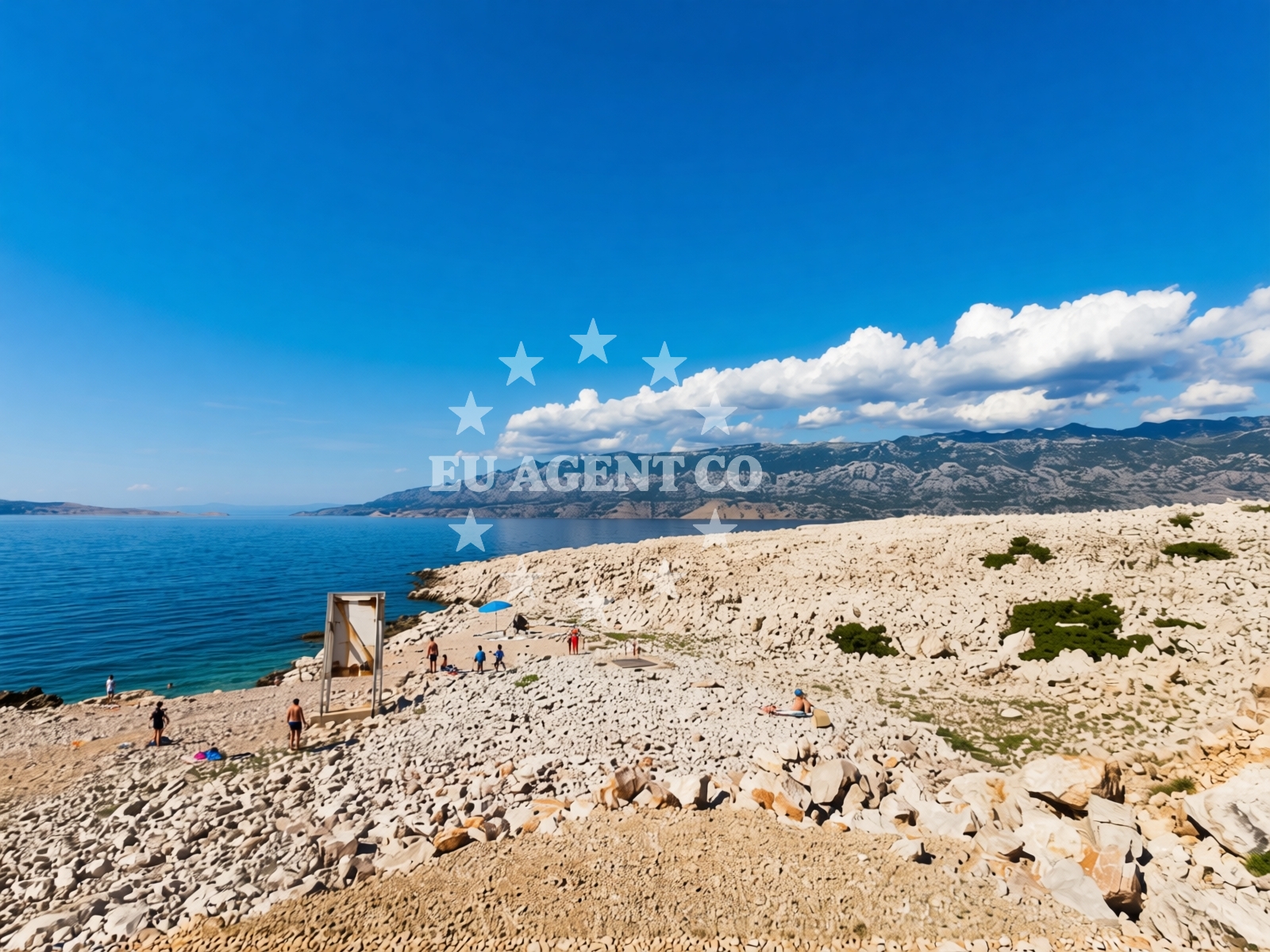 Beach facilities and surroundings at Dog Beach Jadra in Porat 12, Stara Novalja