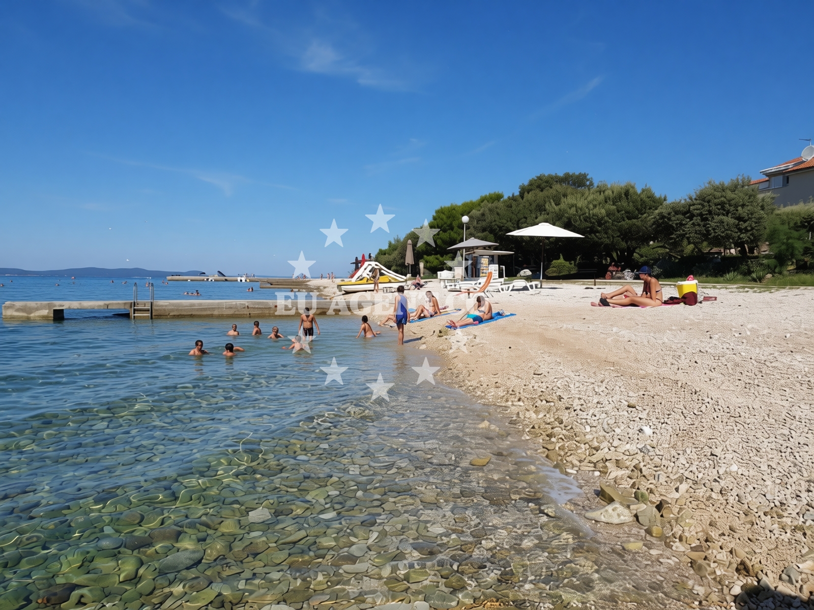 Overview of Donje Petrcane beach in Ulica I, 5i, Petrcane