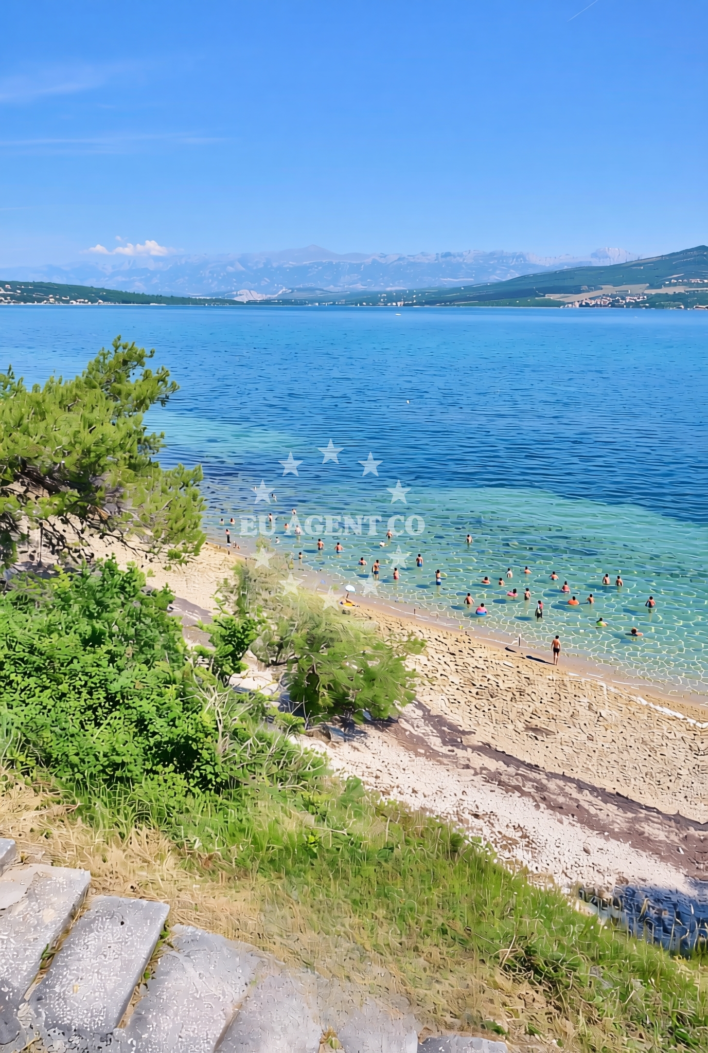 Beach facilities and surroundings at Donji Karin istok, Donji Karin Beach in Donji Karin istok