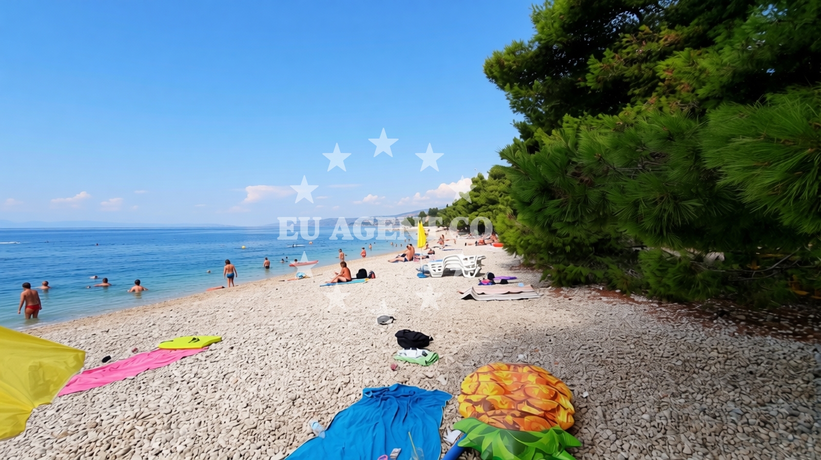 Beach facilities and surroundings at Dracevac Beach in 39 Kamena, Tučepi