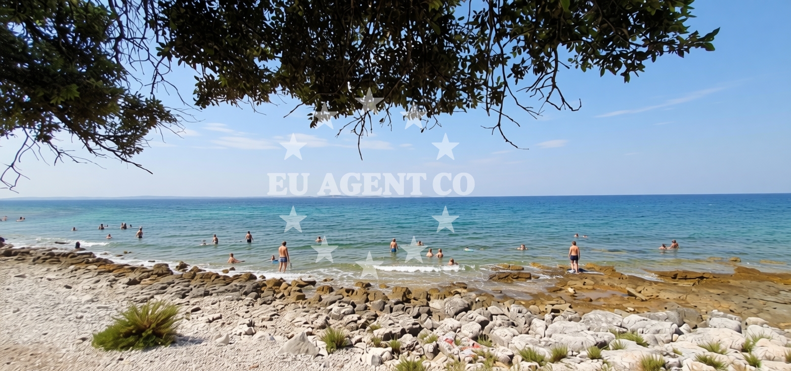 Shoreline and swimming area at Dragonera beach in peroj 948a, Peroj