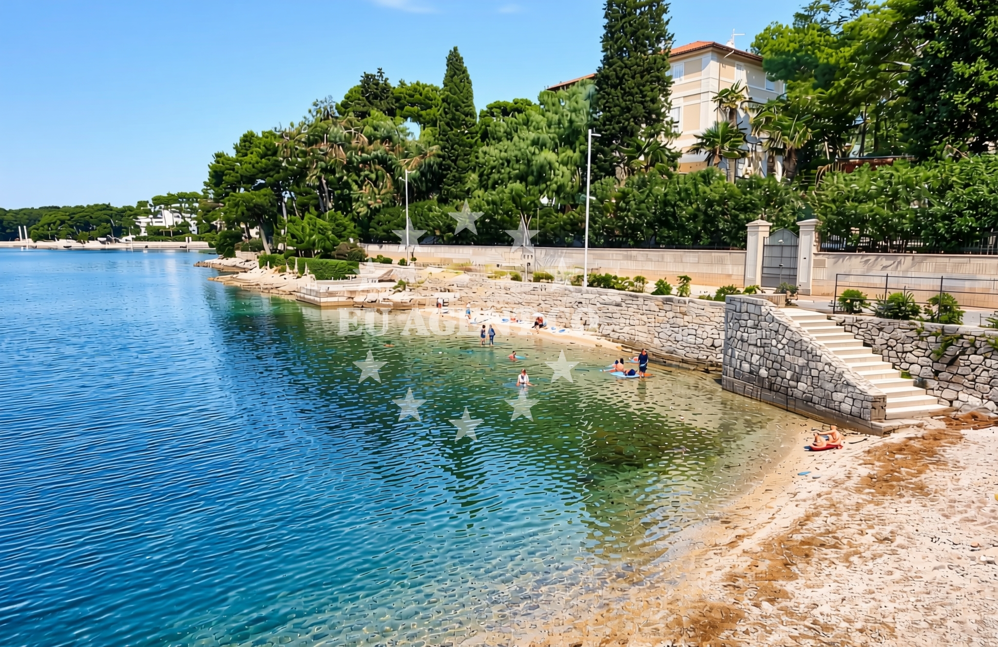 Shoreline and swimming area at Dražica jug, Mali Lošinj (Lošinj) Beach in Dražica jug