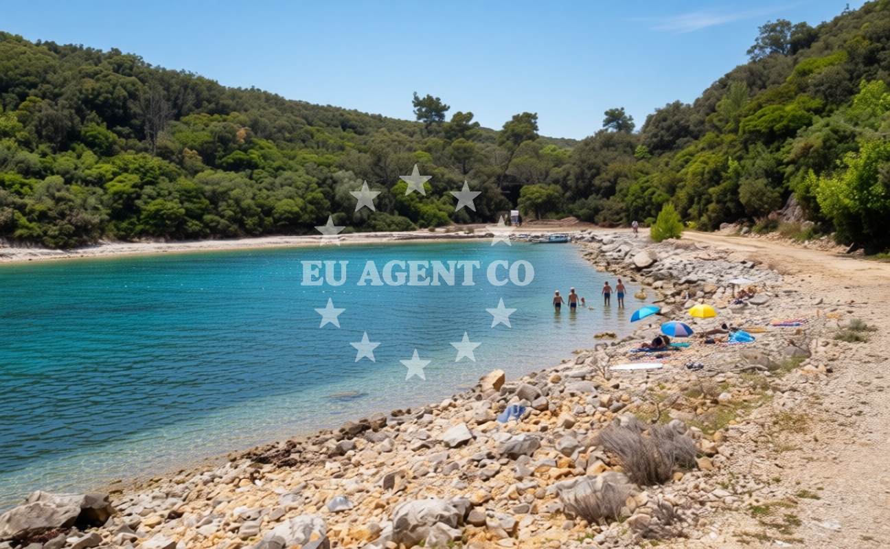 Beach facilities and surroundings at Dundo beach in Kampor 99, Rab