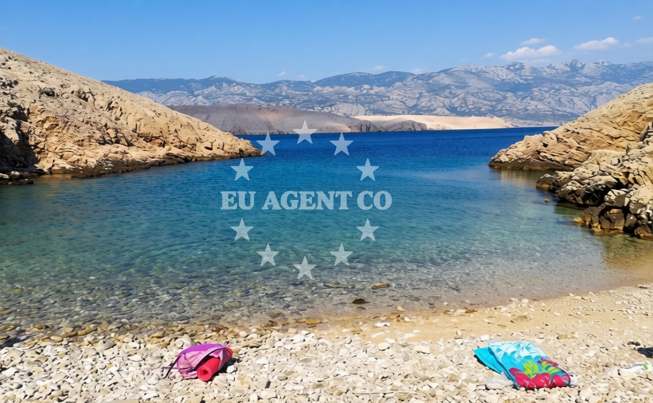 Beach facilities and surroundings at Eldugott beach in Šibenska 23, Pag