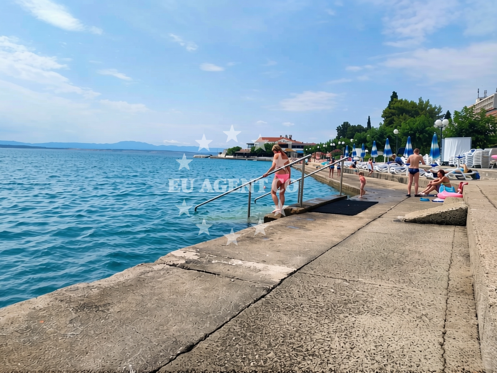 Beach facilities and surroundings at Esperanto beach