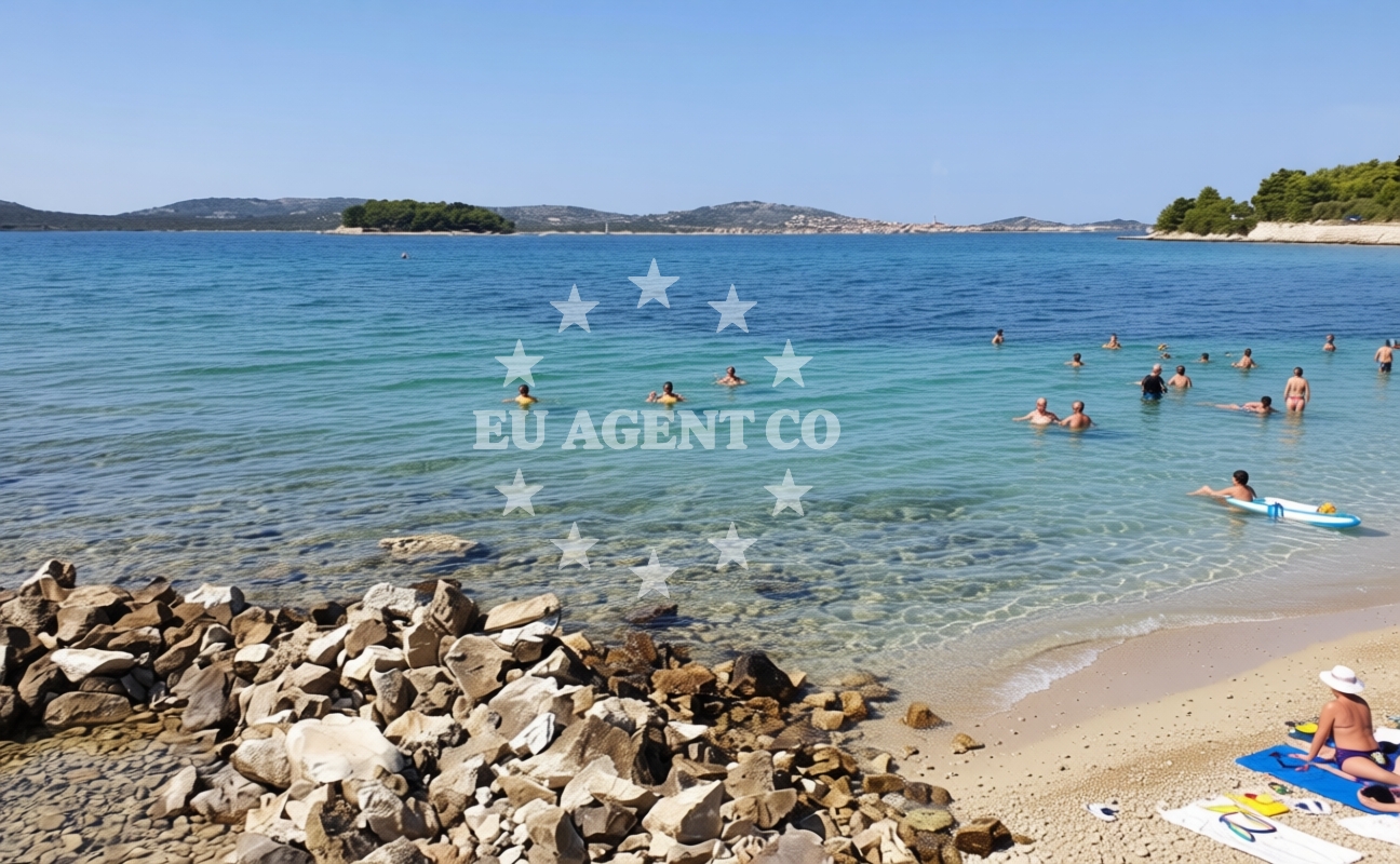 Beach facilities and surroundings at Felun beach in Stinice 2A, Pirovac