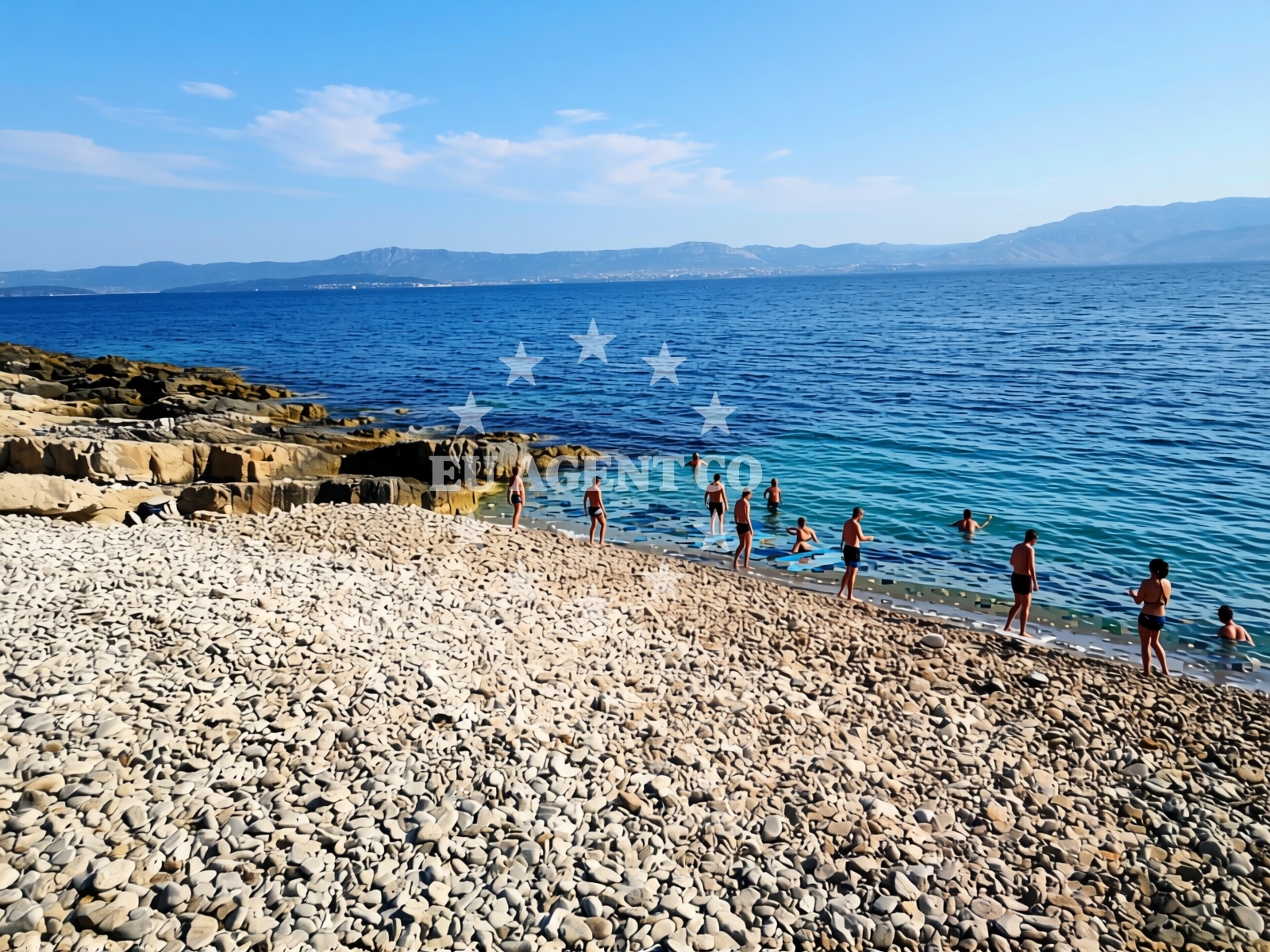 Beach facilities and surroundings at FKK Beach Erot in Braće Ivanović Valerijev 17, Sutivan