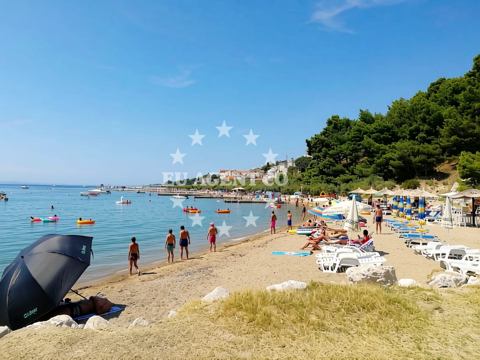 Beach facilities and surroundings at Galeb beach in Put Stare Duće 5, Omiš