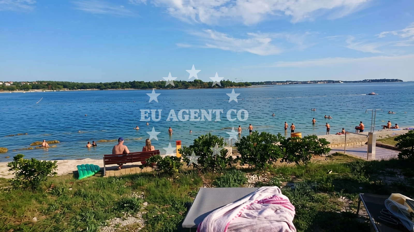 Shoreline and swimming area at Gemo beach in Kolombera 1, Poreč
