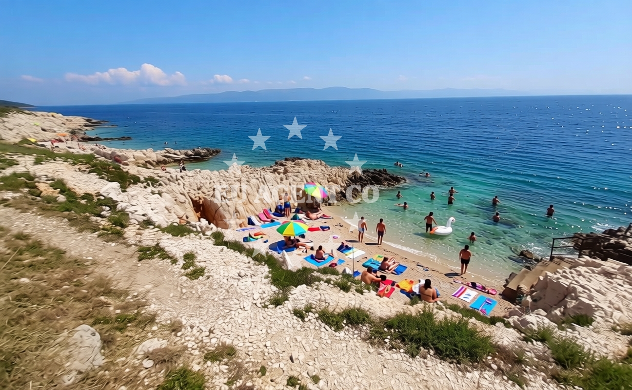 Beach facilities and surroundings at Girandella beach II in Girandella 7, Rabac