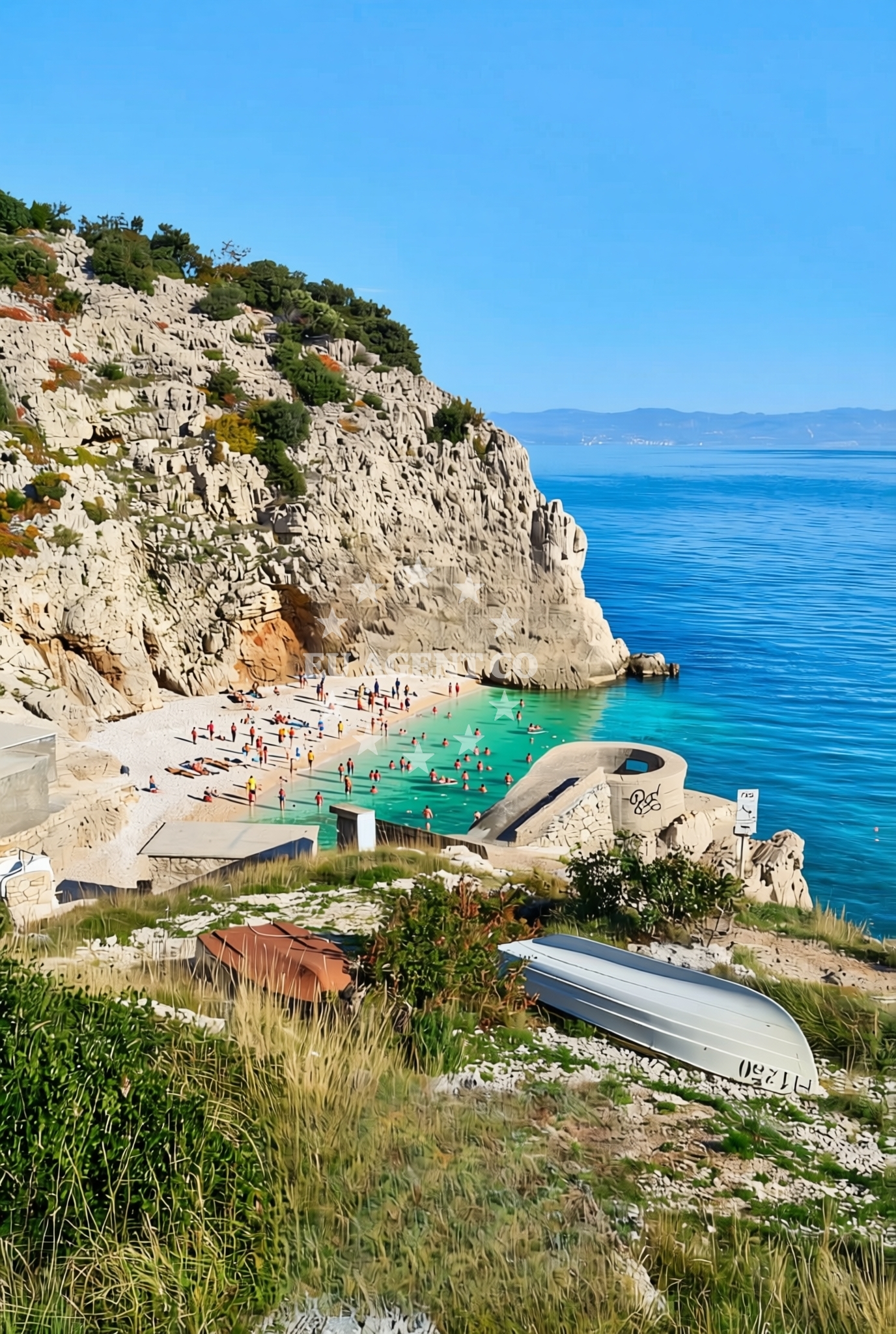 Shoreline and swimming area at Golovik: beaches and coves in Golovik
