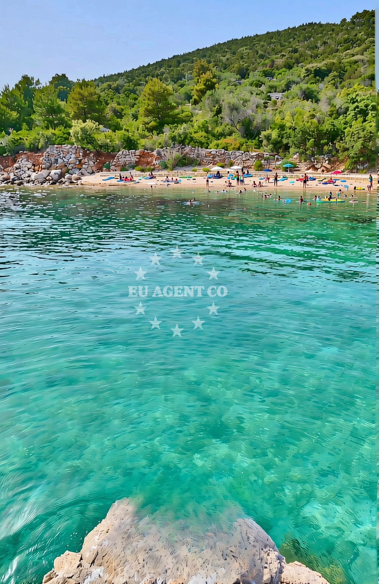 Beach facilities and surroundings at Golubovac, Rava (Rava) Beach in Golubovac