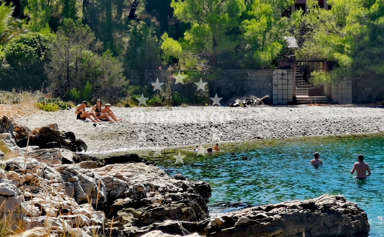 Shoreline and swimming area at Hana beach in Vlaška I 18, Milna
